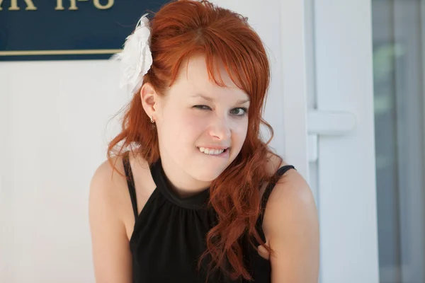Çekici neşeli Kızıl saçlı kız — Stok fotoğraf