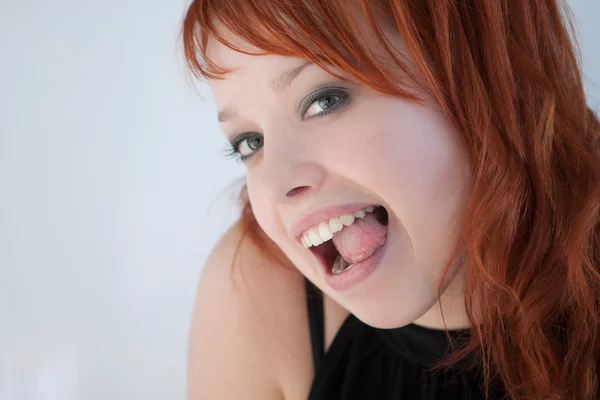 魅力的な陽気な赤い髪の少女 — ストック写真