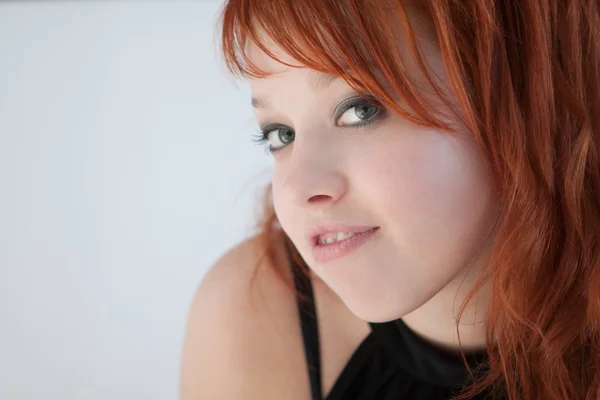 魅力的な陽気な赤い髪の少女 — ストック写真