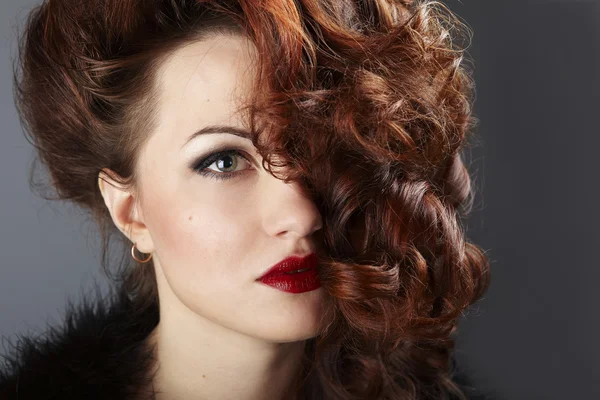 Kırmızı dudaklar güzel kızıl saçlı bir kadınla — Stok fotoğraf