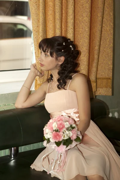 Портрет красивой невесты с букетом цветов — стоковое фото