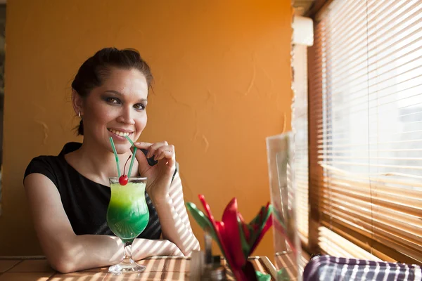 Beautiful girl with glass cocktail. — Stock Photo, Image