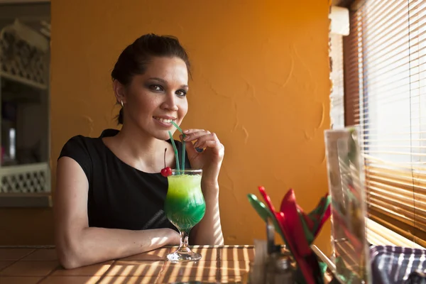 Bella ragazza con cocktail di vetro . — Foto Stock