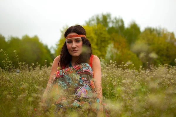 Hippie menina no fundo da natureza — Fotografia de Stock