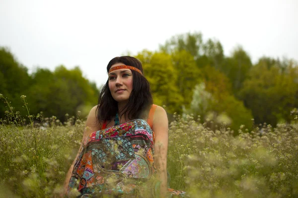 Hippie dívka na pozadí přírody — Stock fotografie
