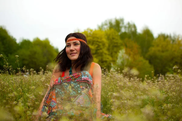 Hippie menina no fundo da natureza — Fotografia de Stock