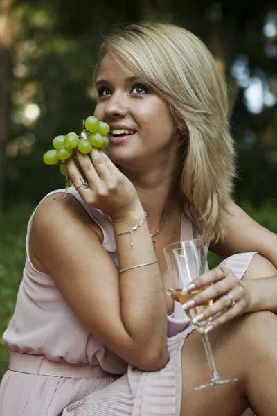 Una donna con un bicchiere di vino bianco — Foto Stock