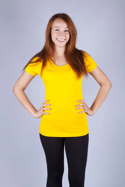 Красива дівчина в яскраво-жовтій футболці — стокове фото