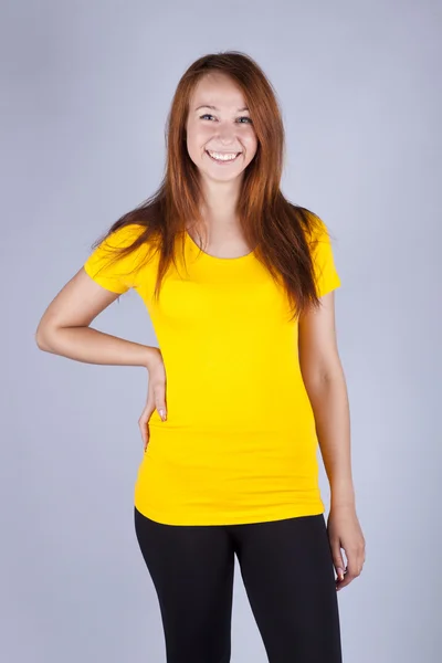 Parlak sarı tişört kız güzel — Stok fotoğraf