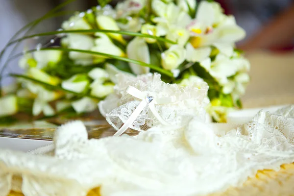 Beyaz iç çamaşırı ve düğün buketi — Stok fotoğraf