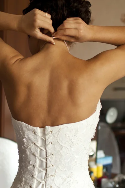 Imagem da parte de trás da noiva no vestido de noiva — Fotografia de Stock