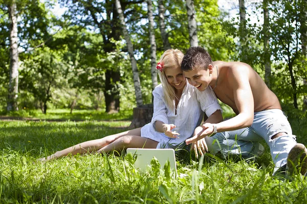 Használ egy laptop a szabadban, és boldog pár — Stock Fotó