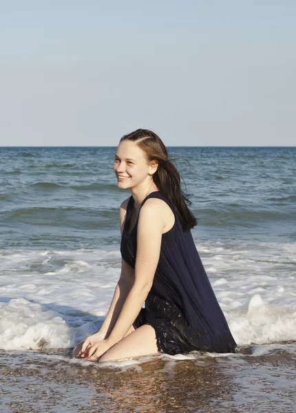 Vacker ung flicka i svart våt klänning — Stockfoto