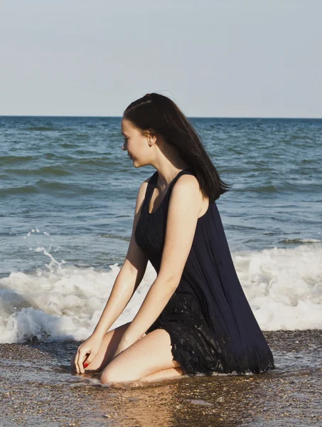 Menina bonita em vestido molhado preto — Fotografia de Stock