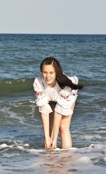 Красивая молодая женщина отдыхает на пляже — стоковое фото