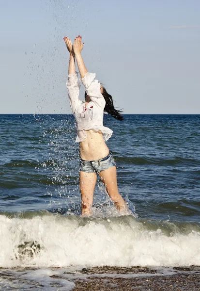 Bella giovane donna rilassante sulla spiaggia — Foto Stock