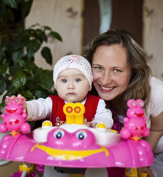 Close up van liefhebbende moeder en baby poseren thuis — Stockfoto