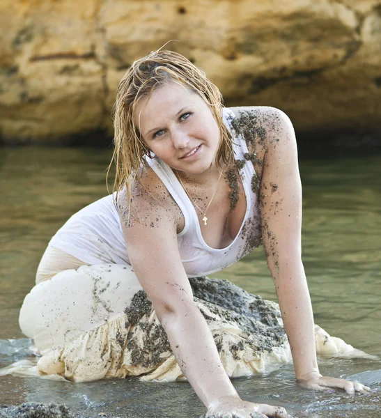 Menina ruiva em uma camiseta branca molhada — Fotografia de Stock
