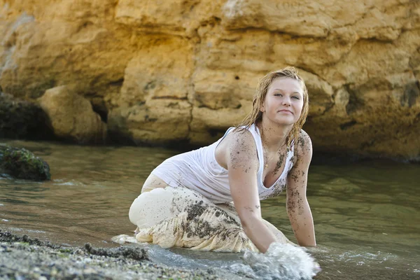 Zrzavá dívka v mokré bílé tričko — Stock fotografie
