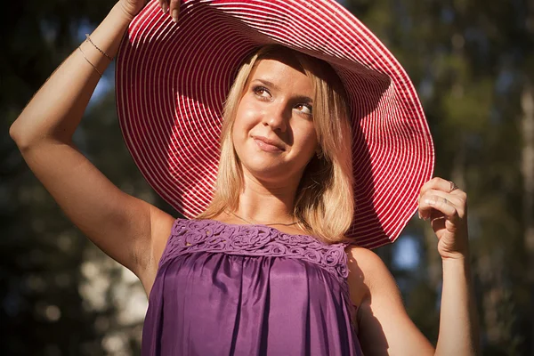 Mulher atraente em um chapéu ao ar livre — Fotografia de Stock