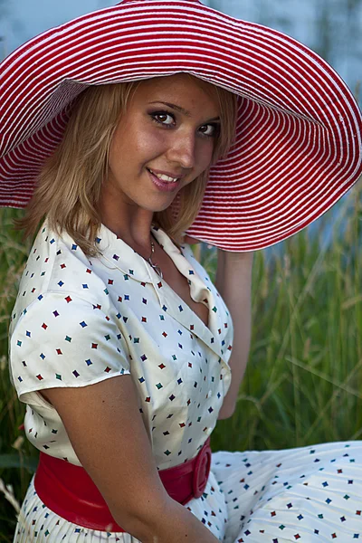 Mooi meisje in een roze hoed — Stockfoto