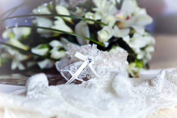 Beyaz iç çamaşırı ve düğün buketi — Stok fotoğraf