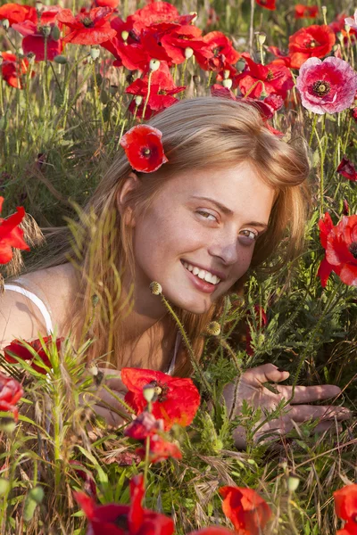 一个漂亮的女孩在罂粟的肖像 — 图库照片