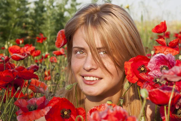 Πορτρέτο του μια όμορφη κοπέλα στο παπαρούνες — Φωτογραφία Αρχείου