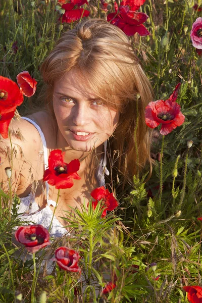 Poppies, güzel bir kız portresi — Stok fotoğraf