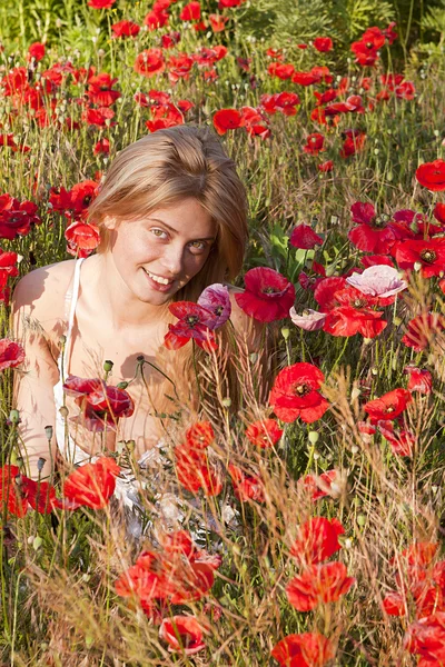 Poppies, güzel bir kız portresi — Stok fotoğraf