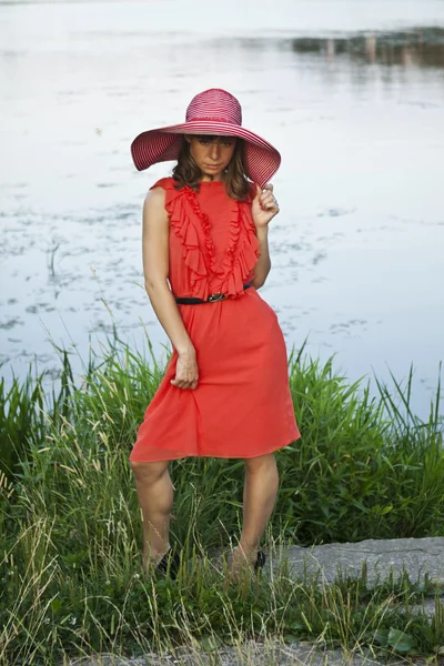Mujer atractiva en un sombrero al aire libre —  Fotos de Stock