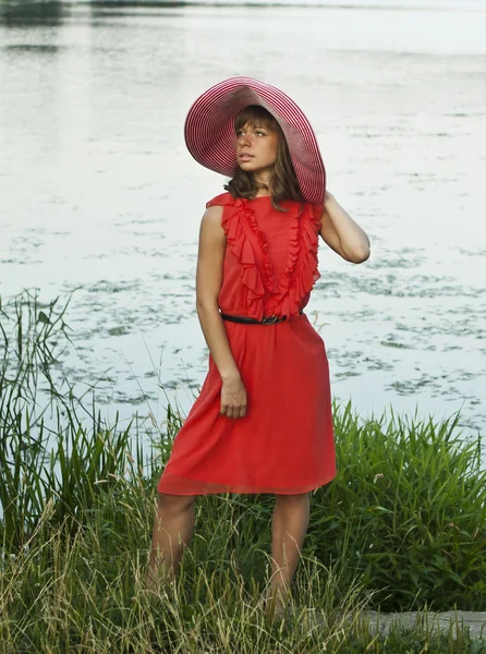 Aantrekkelijke vrouw in een hoed buiten — Stockfoto