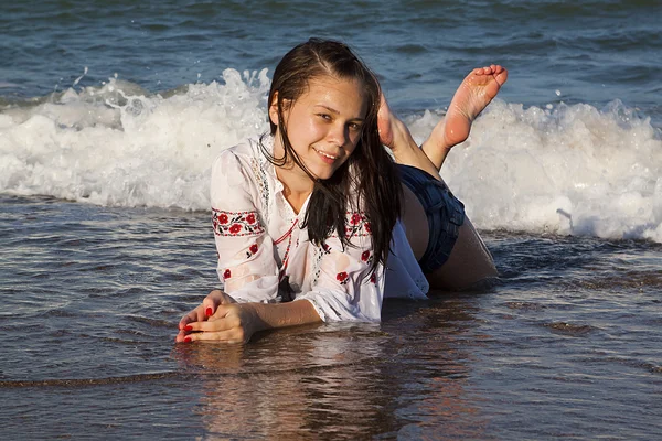 Hermosa joven mujer relajándose en la playa —  Fotos de Stock