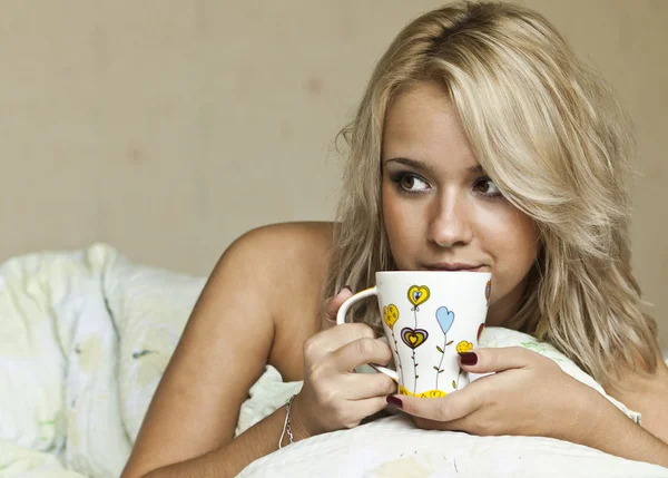 Mulher bonita bebendo café em seu quarto — Fotografia de Stock