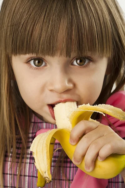 Ευτυχισμένο το όμορφο κορίτσι με μπανάνα σε άσπρο φόντο — Φωτογραφία Αρχείου