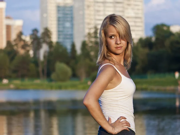 Blond flicka vid vattnet i staden — Stockfoto