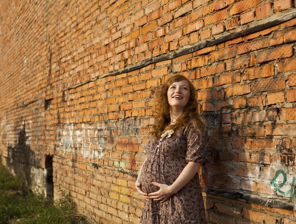 Full length of 9 months pregnant woman stands on street — Stock Photo, Image