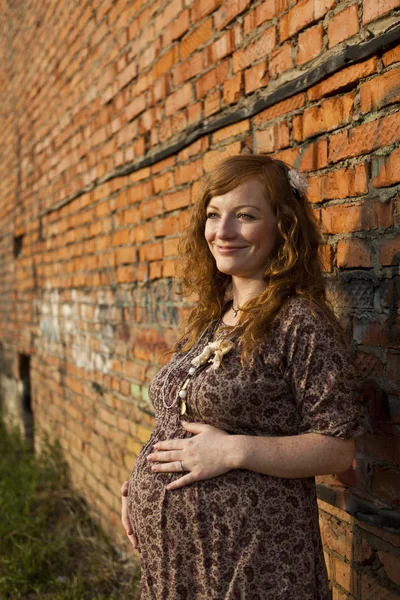 Wanita hamil 9 bulan berdiri di jalan. — Stok Foto