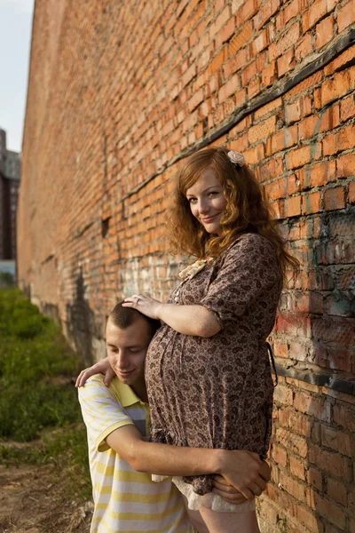 Zwangere meisje met een jongen — Stockfoto