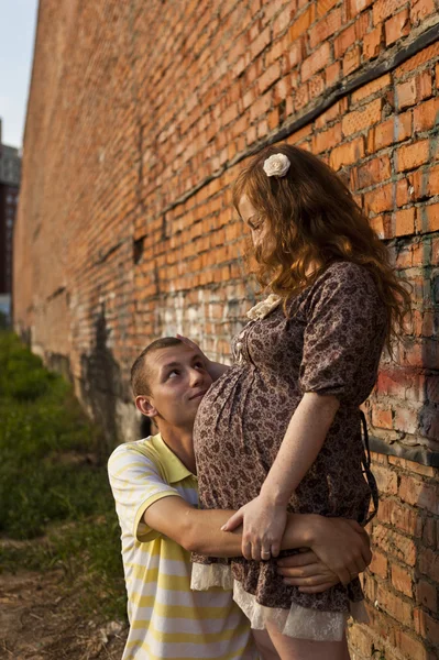 Pregnant girl with a guy — Stock Photo, Image