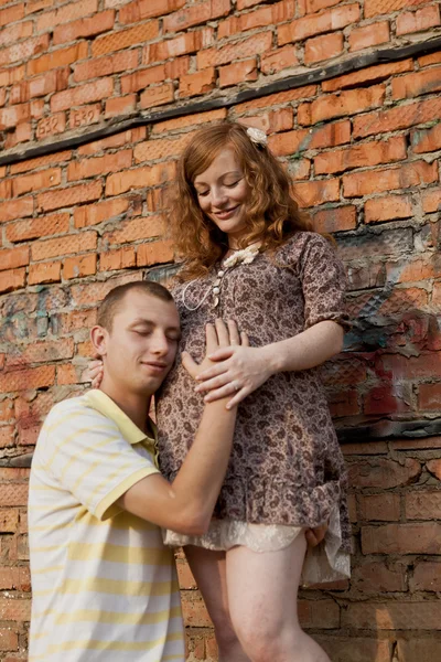 Zwangere meisje met een jongen — Stockfoto