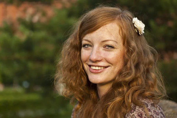 Jovem ruiva encaracolado mulher cabelo ao ar livre na floresta — Fotografia de Stock