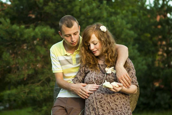 拥抱他怀孕的妻子的男人 — 图库照片