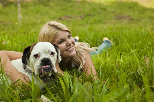 Dziewczyna z psem na trawie — Zdjęcie stockowe