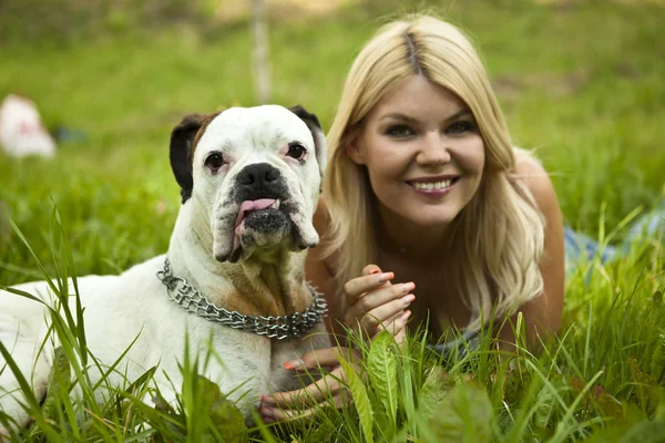 Tjej med en hund på gräset — Stockfoto