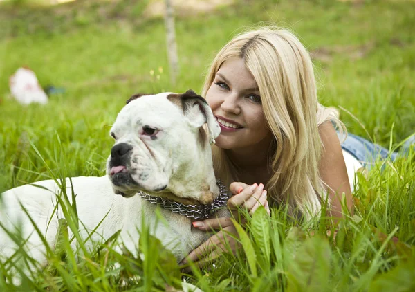 Девушка с собакой на траве — стоковое фото