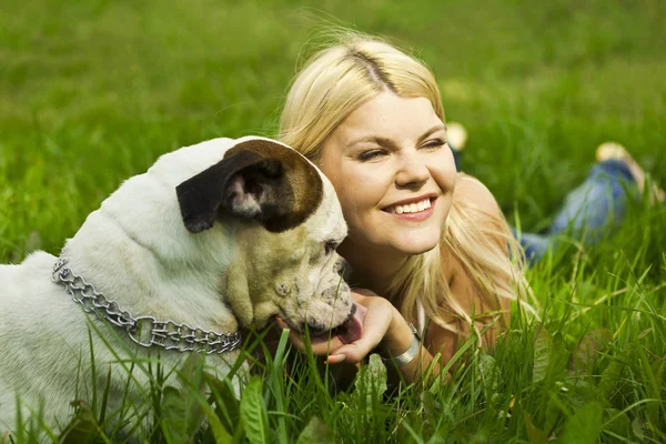 在草地上，一只狗的女孩 — 图库照片