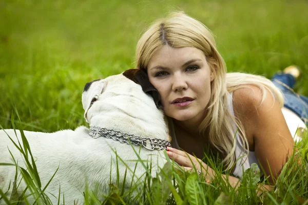 Fille avec un chien sur l'herbe — Photo