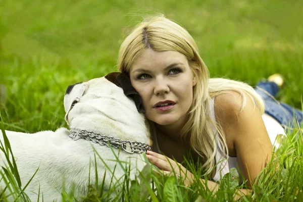 Mädchen mit Hund im Gras — Stockfoto