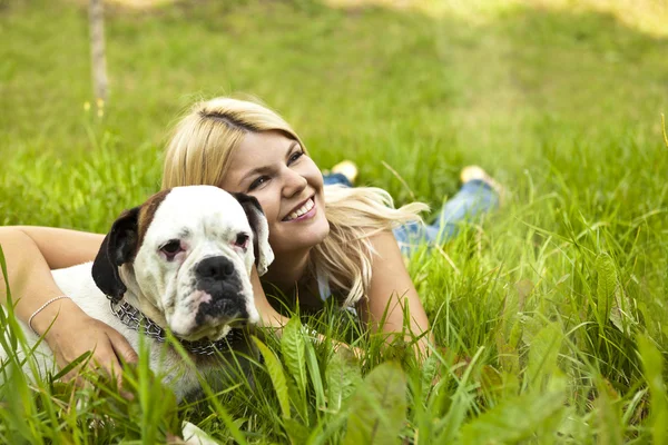 Ragazza con un cane sull'erba — Foto Stock